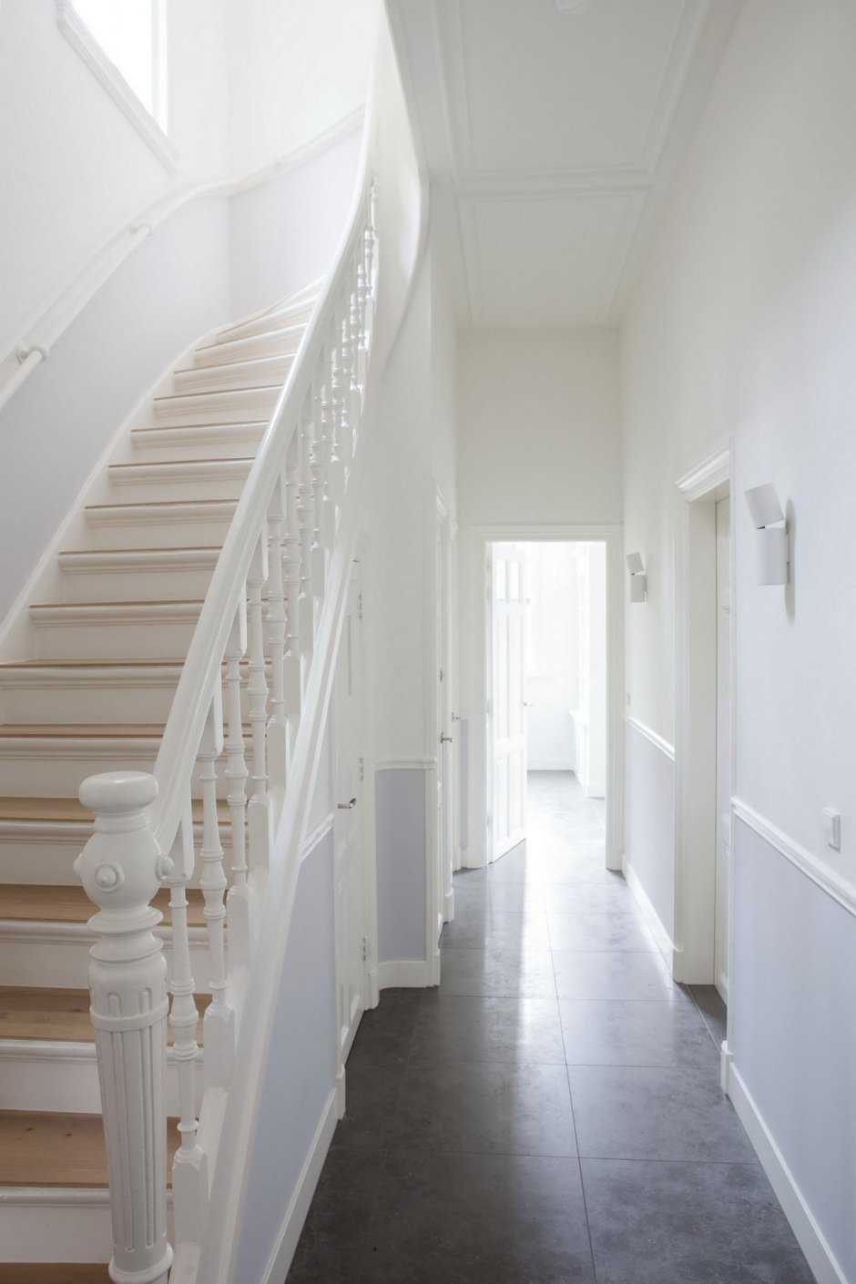 Белый коридор с лестницей