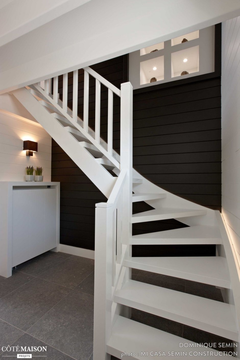 Лестница белая деревянная в загородный дом