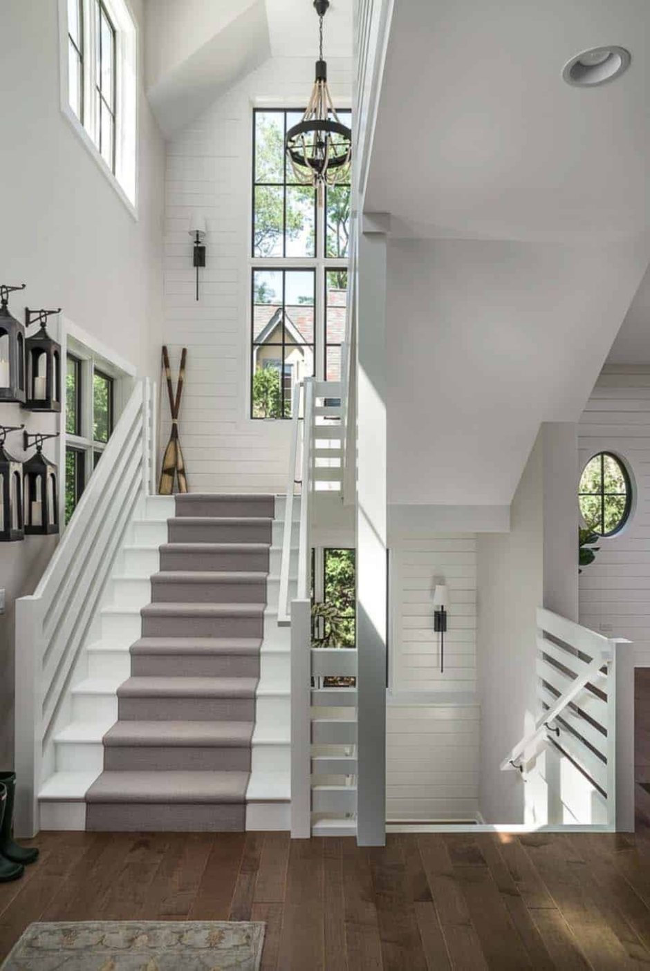 Белая лестница в доме