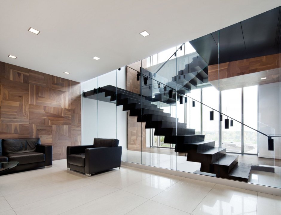 Интерьер лестницы в офисном здании