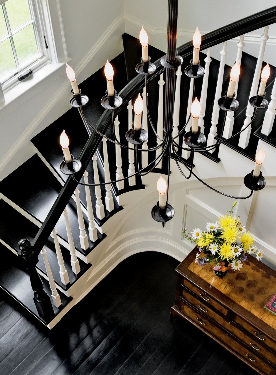 Деревянная лестница черно белая