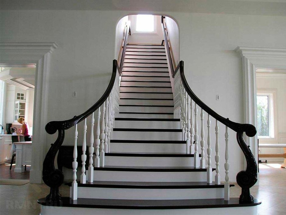 Деревянная лестница черно белая