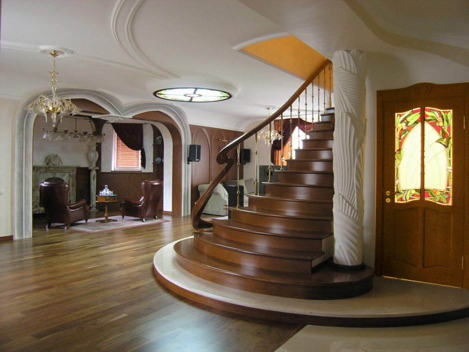 Красивые лестницы в загородных домах и коттеджах