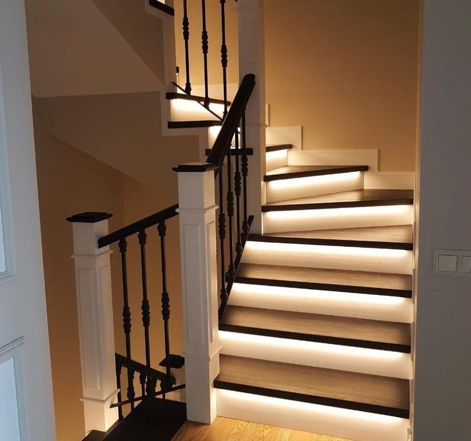 Современная лестница в доме освещение ночью