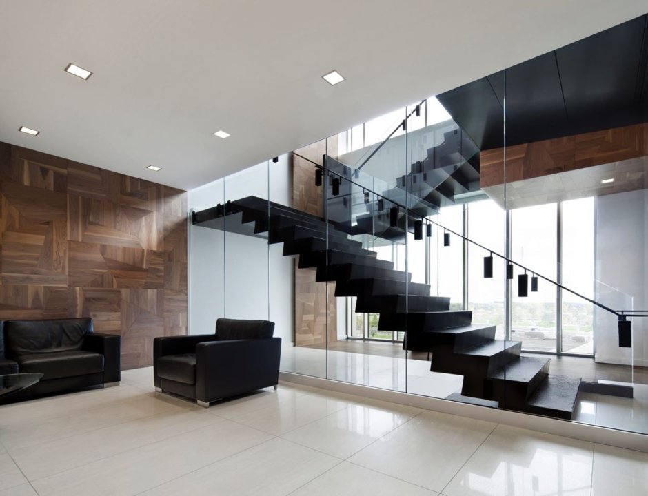 Интерьер лестницы в офисном здании