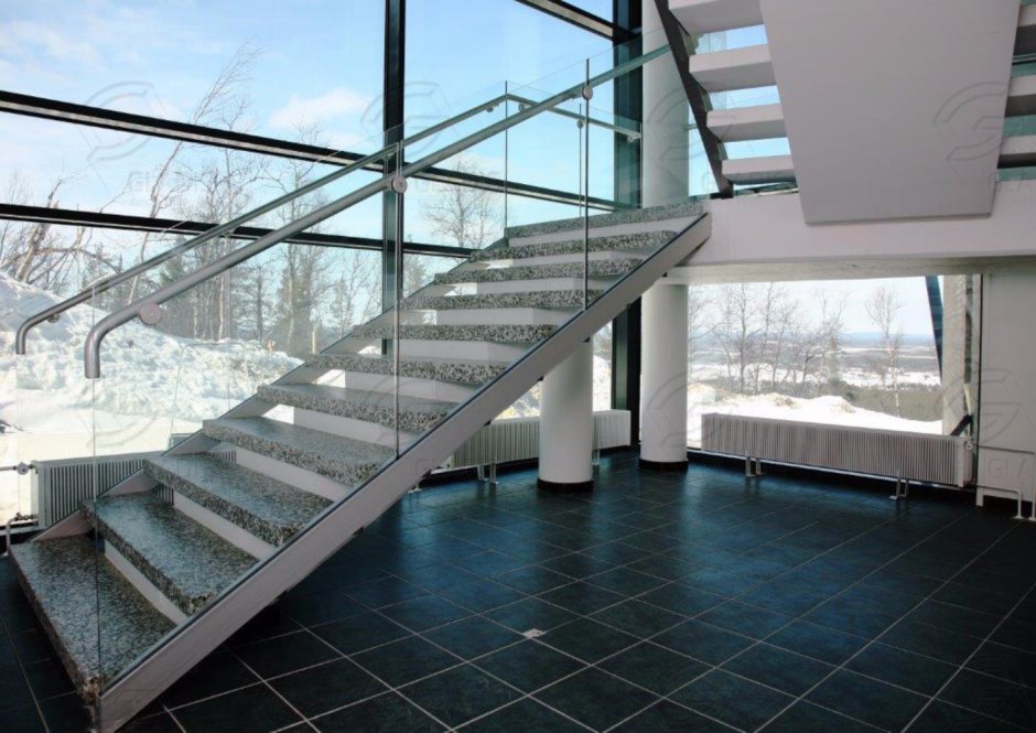 Самонесущие стеклянные ограждения лестниц