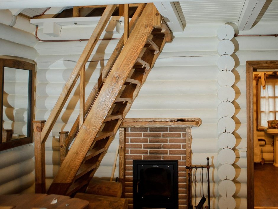 Лестница в деревянном доме из бревна