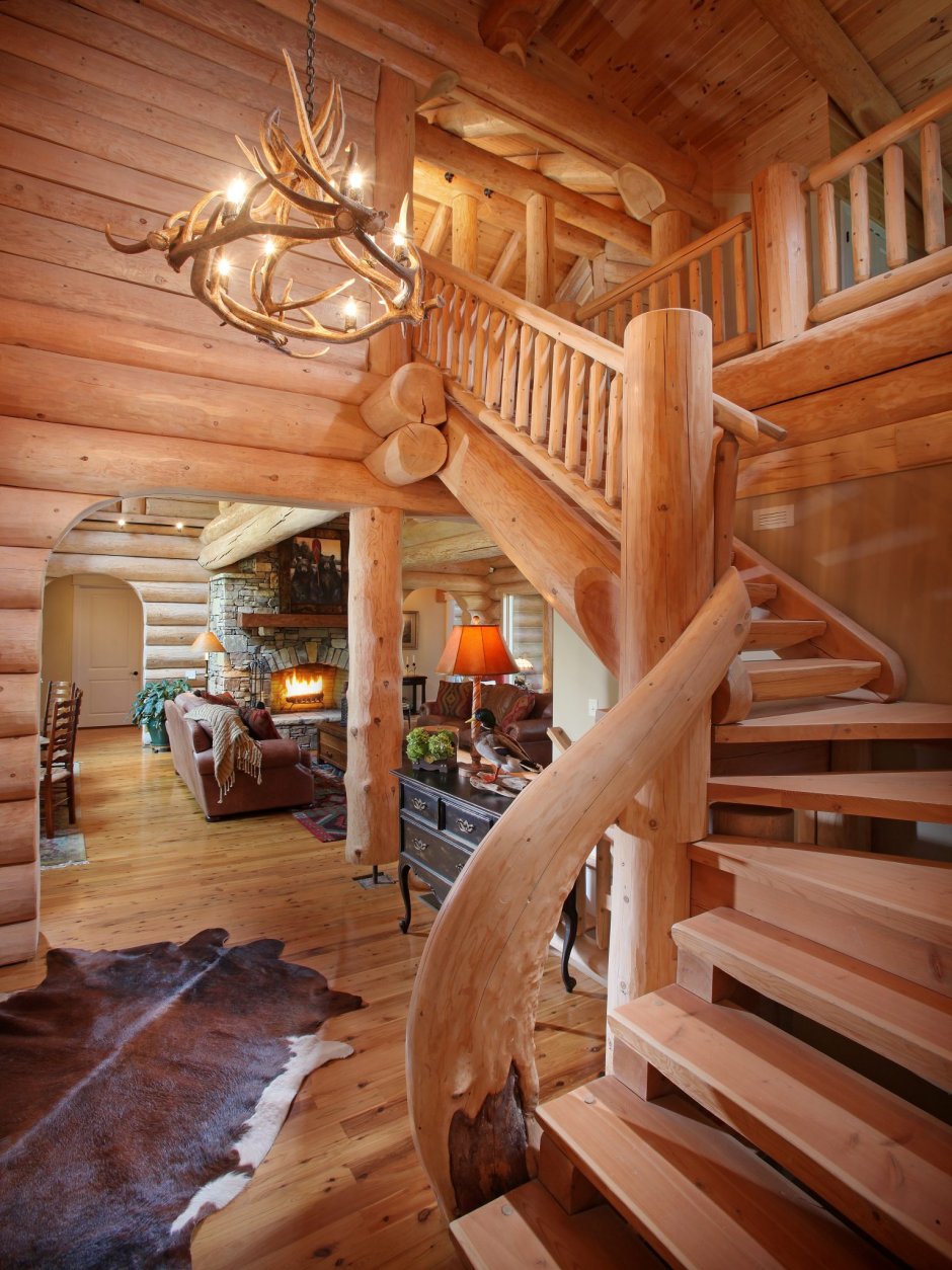 Лестница в доме из бревна