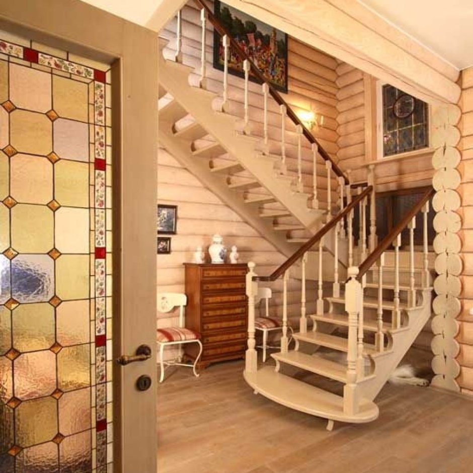 Интерьер холла с лестницей в деревянном доме