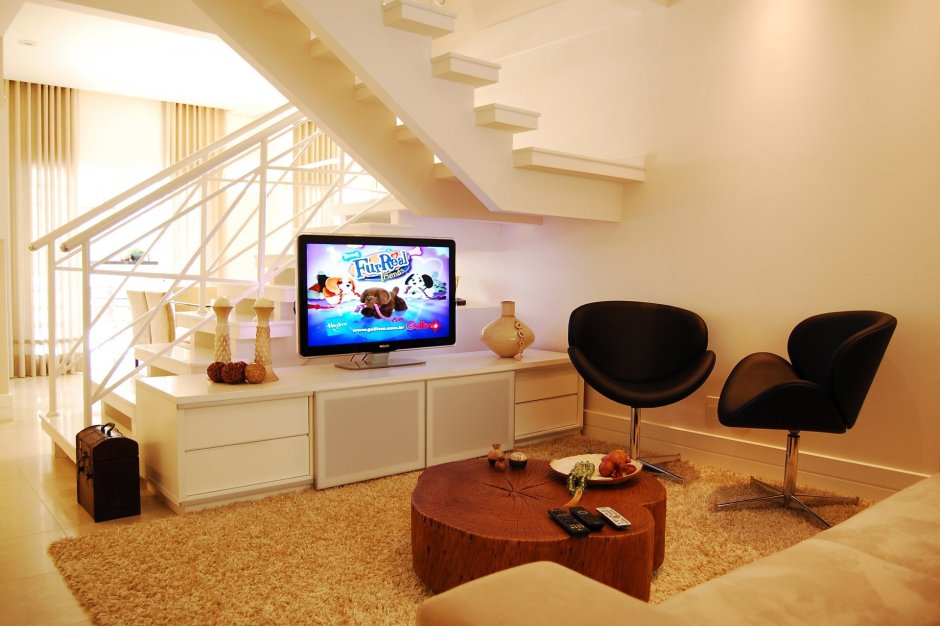 Телевизор и лестница в гостиной