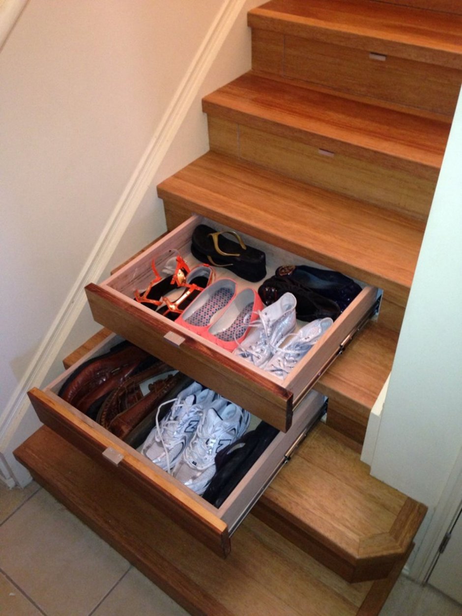 Ящики для обуви под лестницей