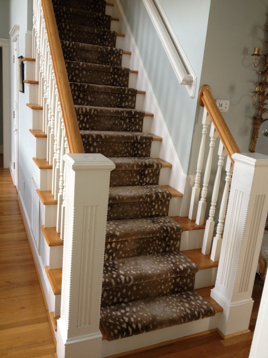 Лестница белая с коричневым ступенями