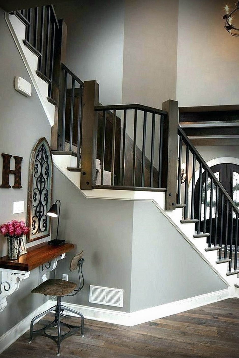 Лестница белая с коричневым