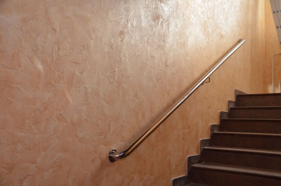 Декоративная штукатурка на лестнице
