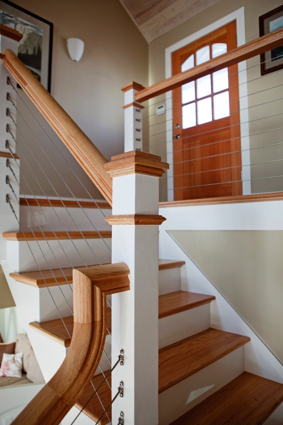 Покраска деревянной лестницы в доме