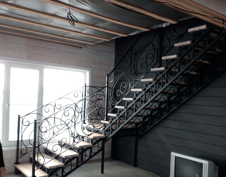 Кованая лестница в доме с площадкой