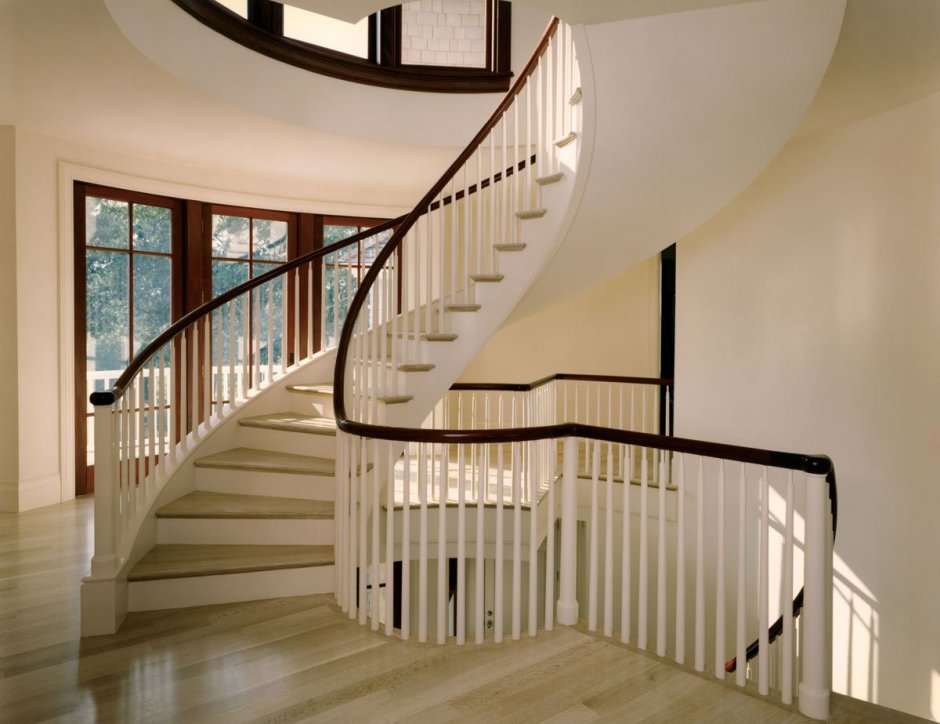 Красивая светлая лестница в доме