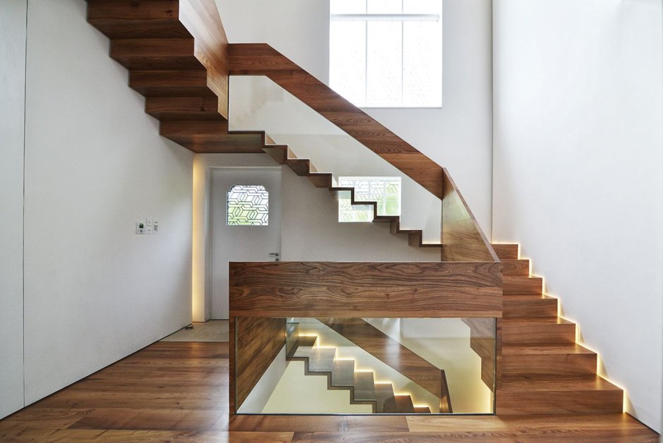 Дизайн лестниц из дуба современный