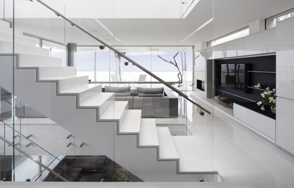 Лестница современная со стеклом
