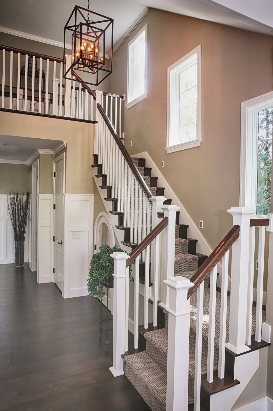 Лестницы коричневые в частном доме