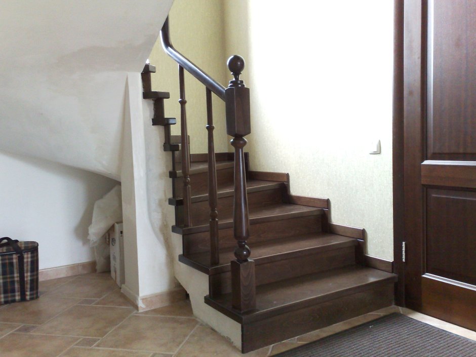 Лестница деревянная коричневые ступени
