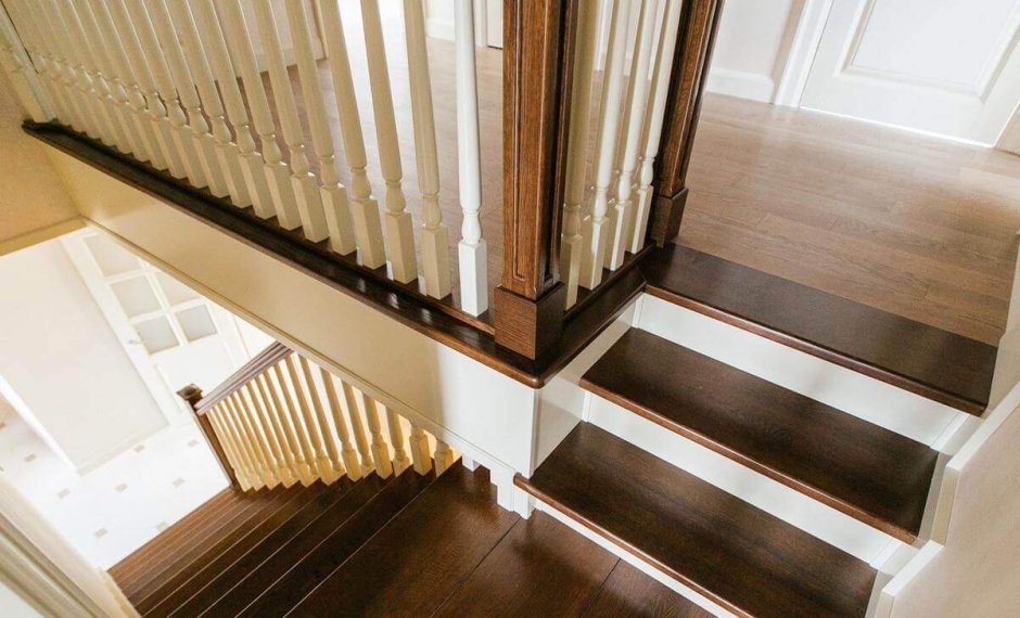 Покраска деревянной лестницы в доме