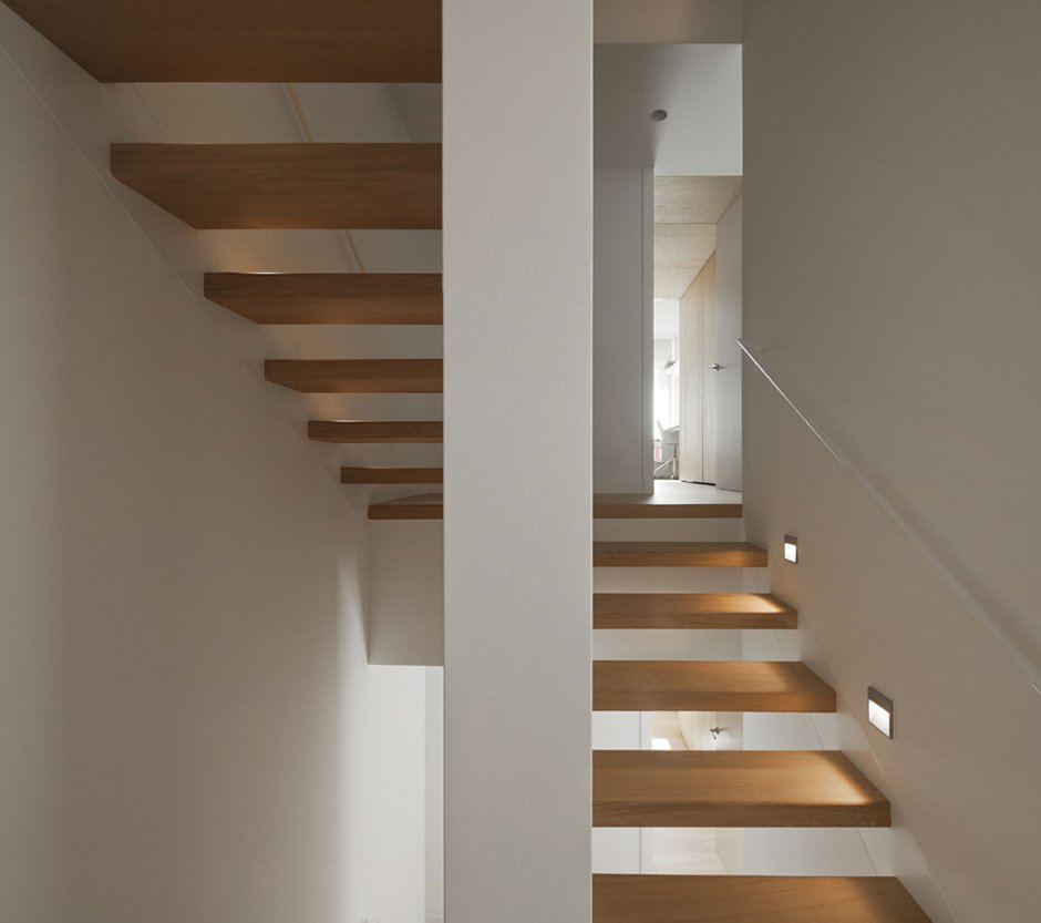 Лестница из дерева в стиле Минимализм