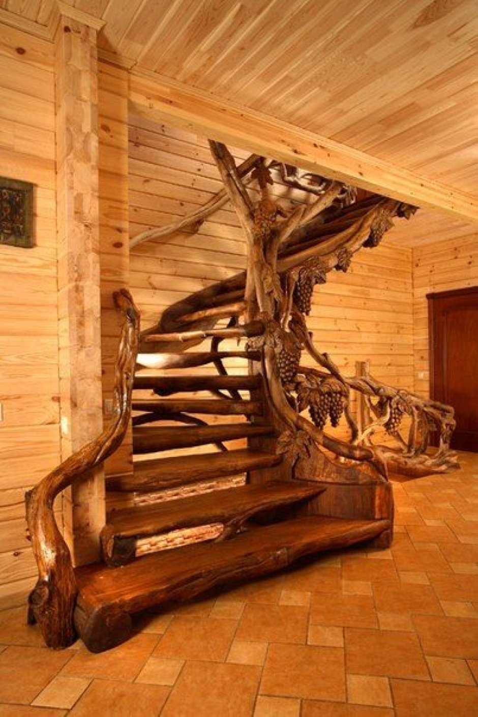 Винтовая лестница из бревна