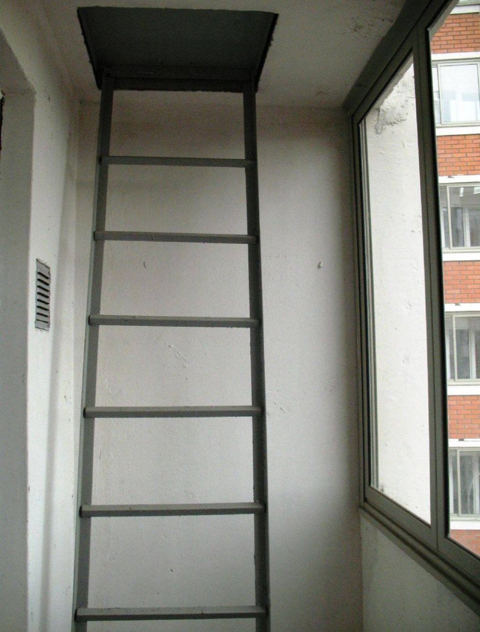 Остекление балконов с пожарной лестницей