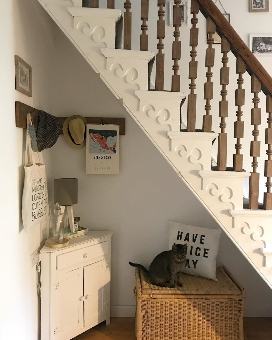 Полки под лестницей в частном доме