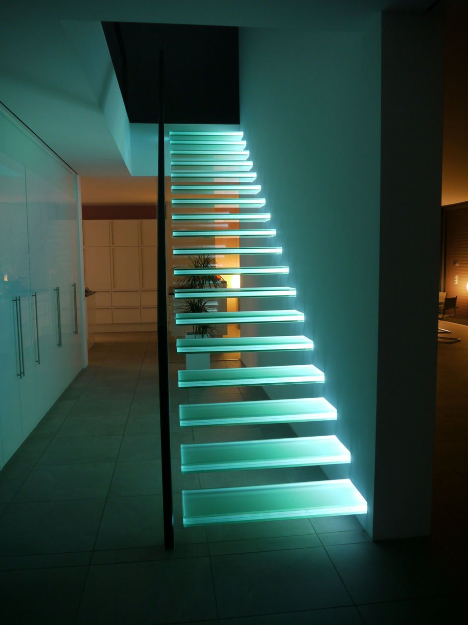 Лестница с подсветкой со стеклом