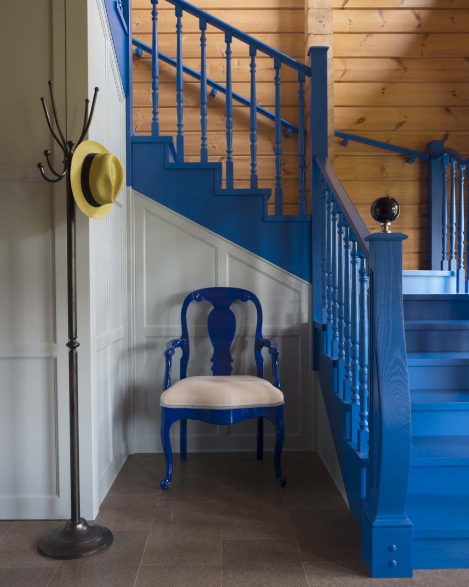 Синяя лестница в деревянном доме