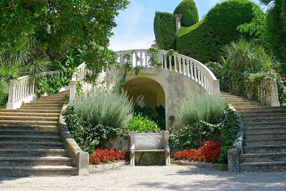Арка в саду Италия