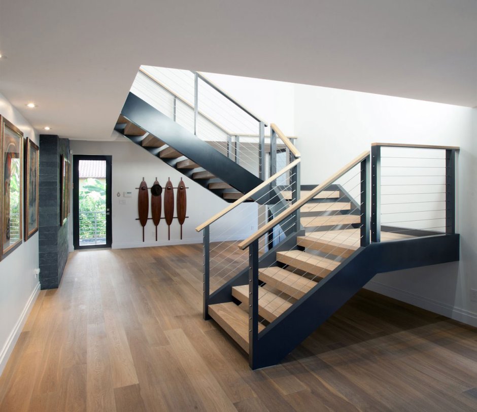 Лестница в деревянном доме современная стильная