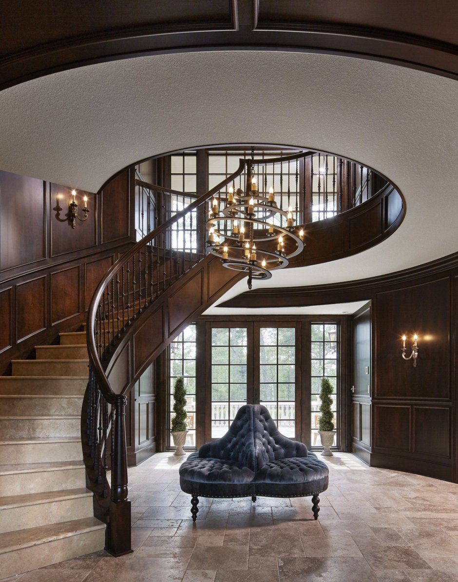 Круглый Холл с лестницей в классическом стиле