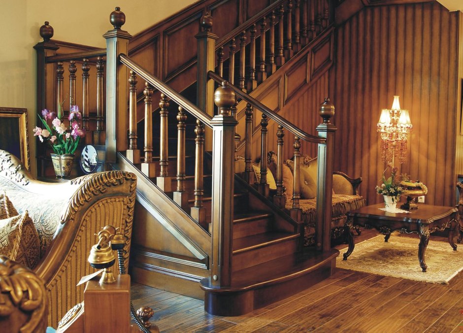 Лестница из дерева в классическом стиле