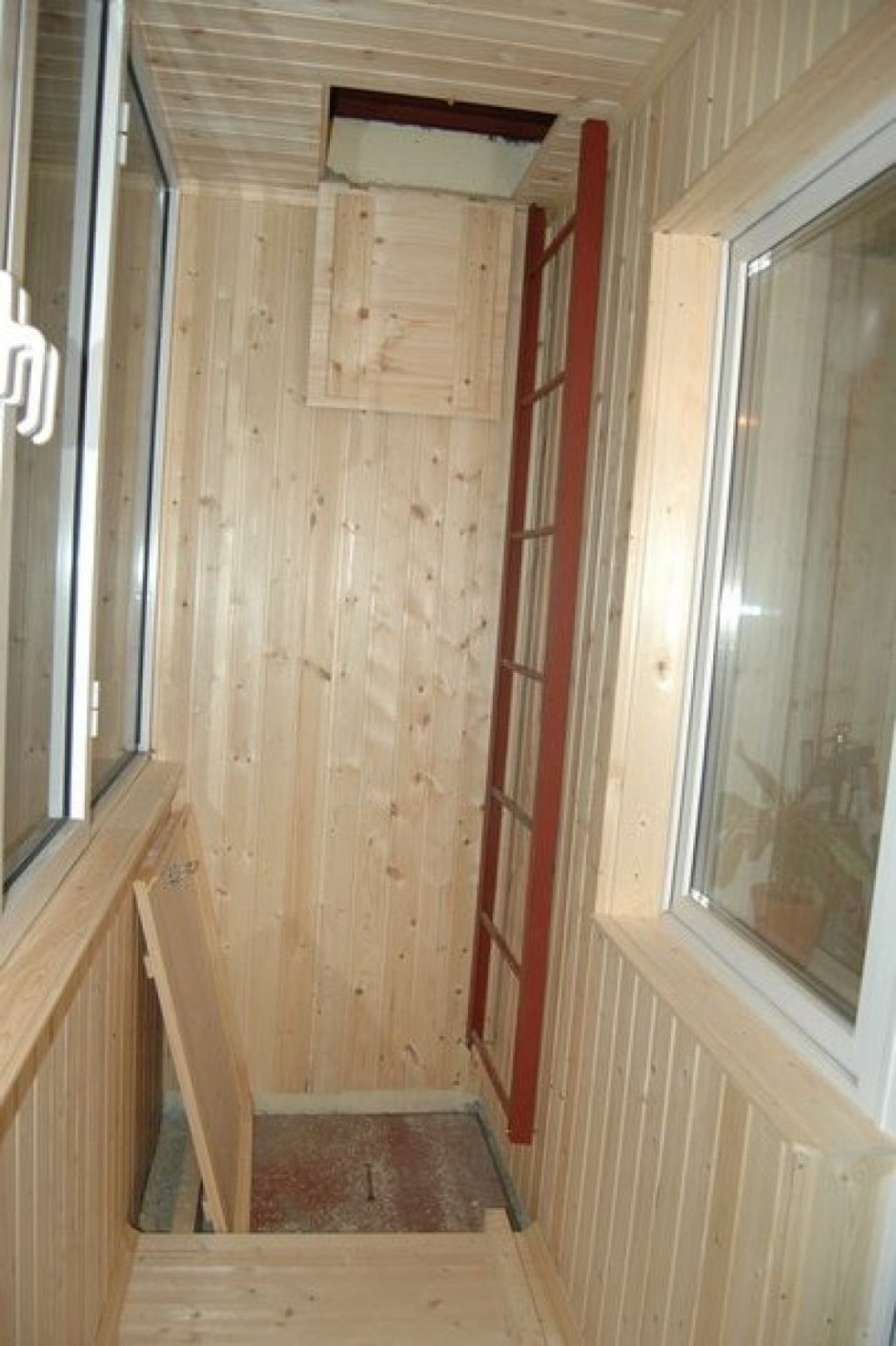 Шкаф на балкон для стремянки