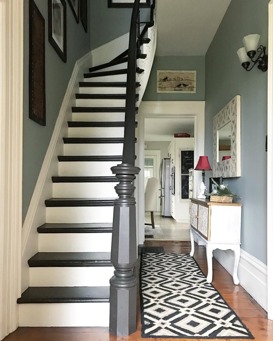 Деревянная лестница серого цвета