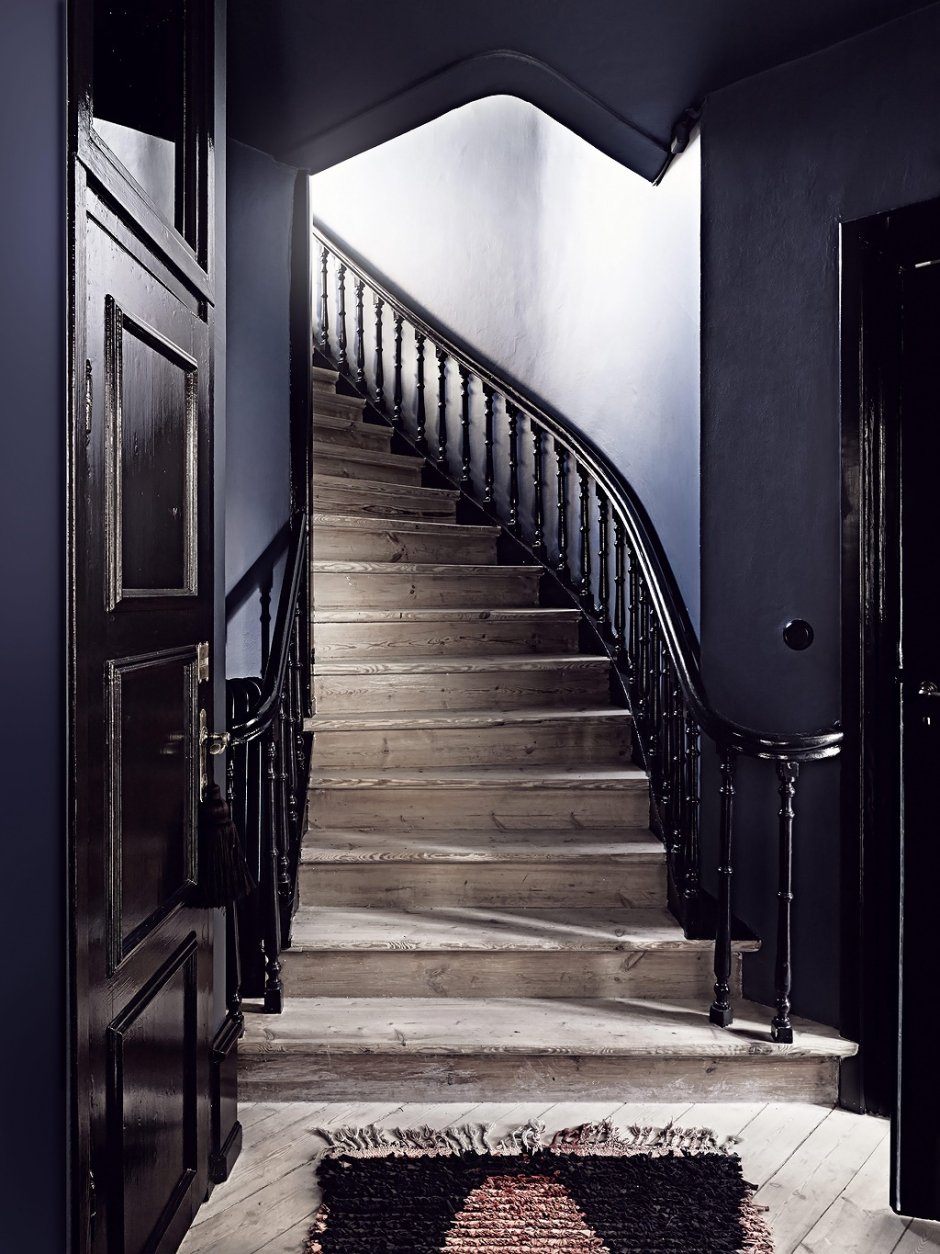 Черная лестница в доме