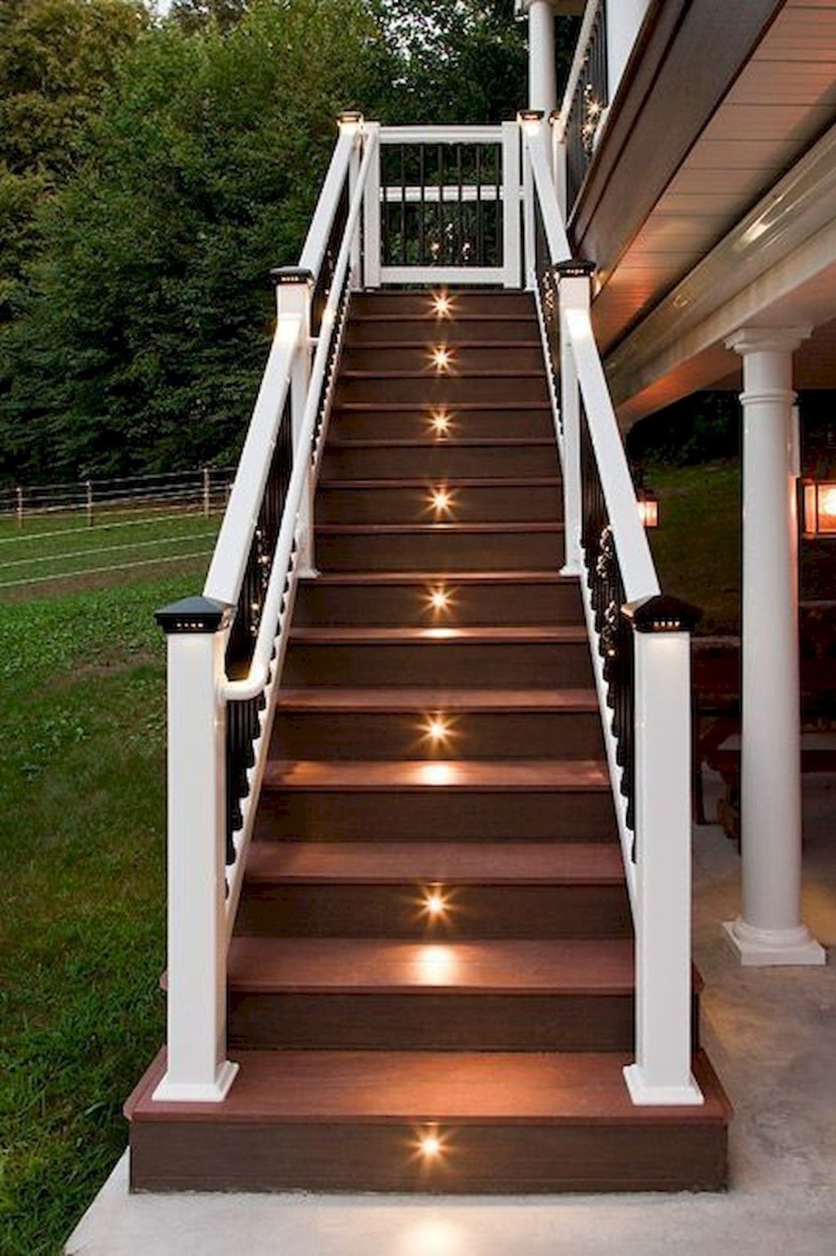 Подсветка ступеней уличной лестницы