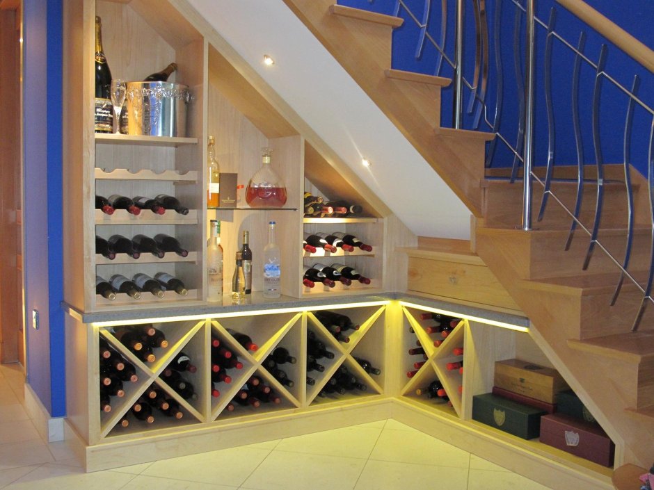 Шкаф для вина под лестницей