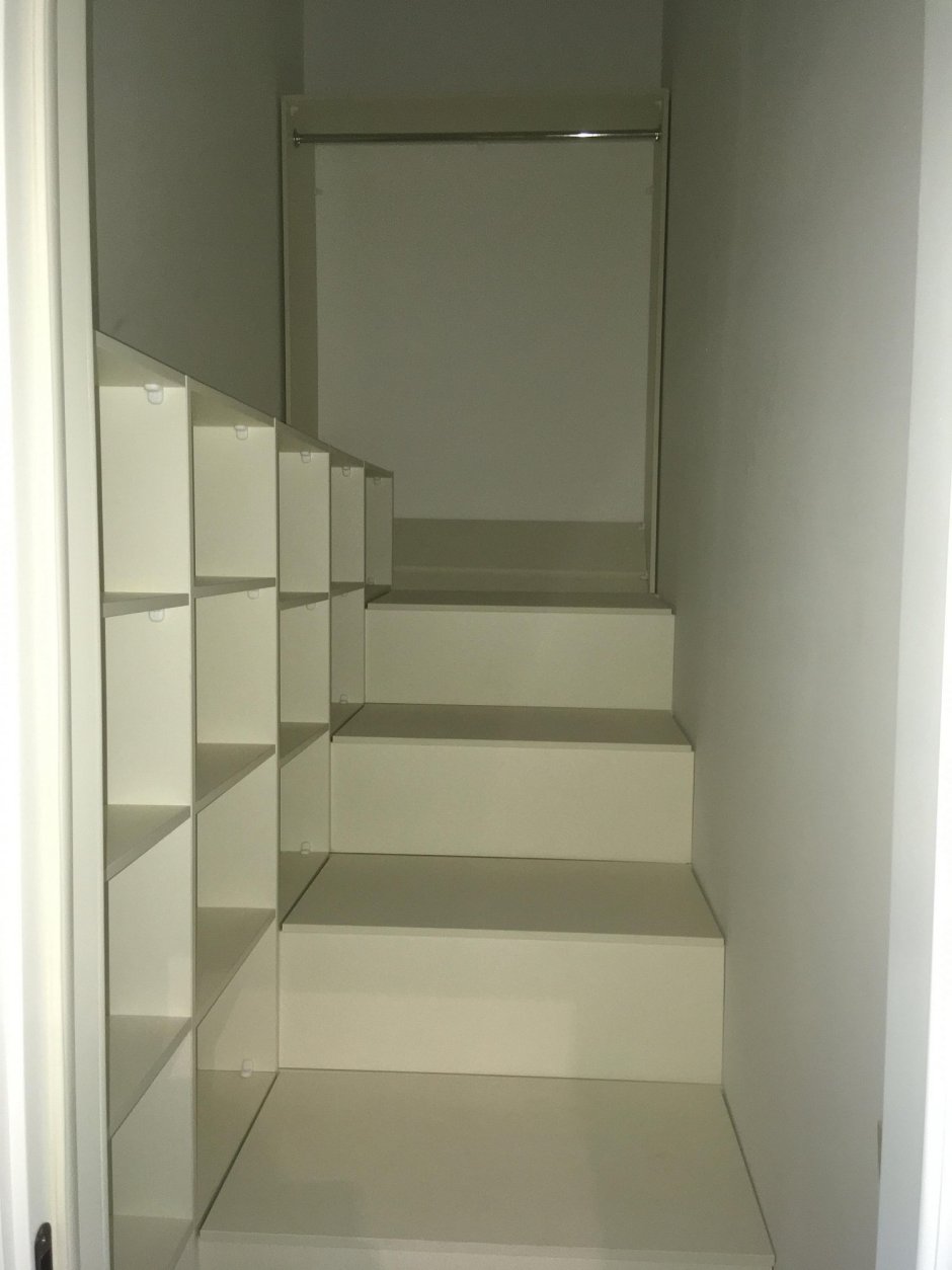 Лестница со встроенным шкафом