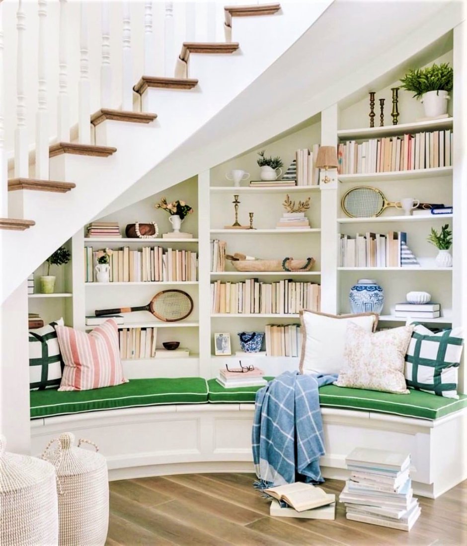 Книжный шкаф под лестницей