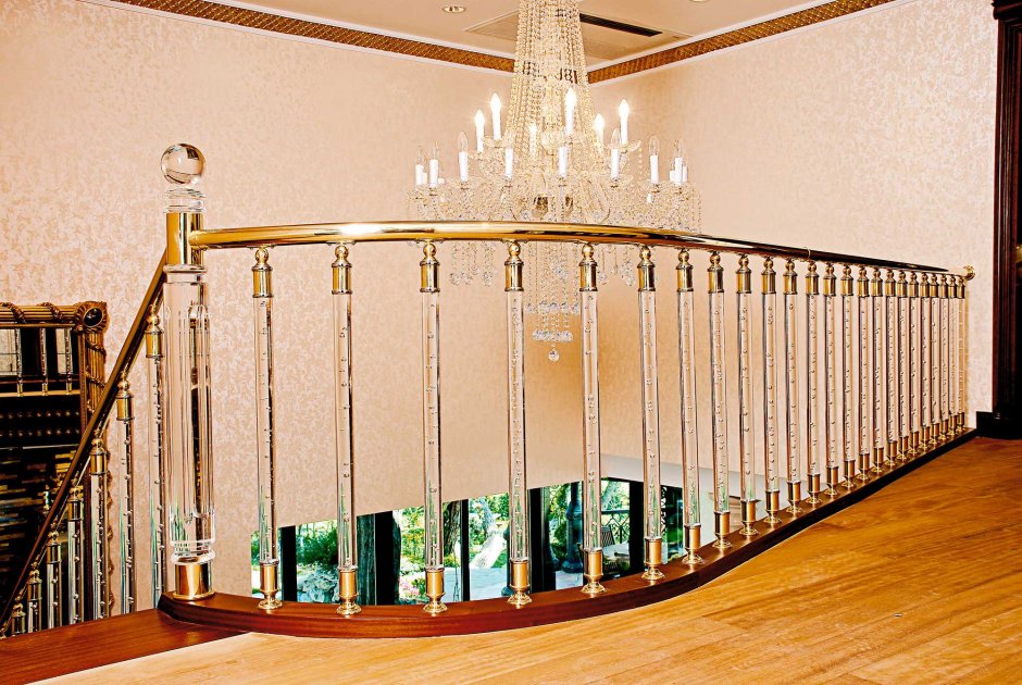Лестница с прозрачными перилами
