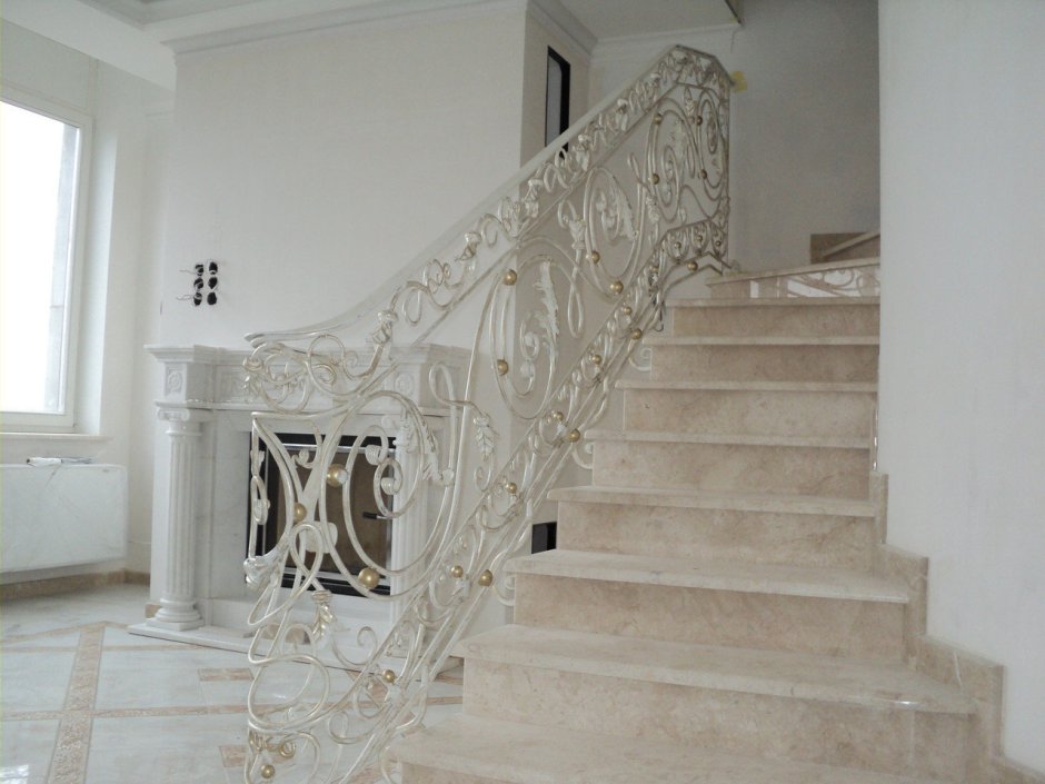 Кованые перила для лестницы в частном доме
