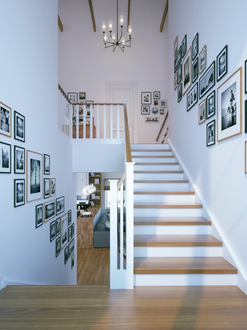 Фоторамки на стене лестницы
