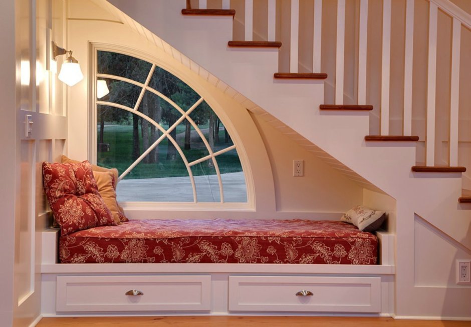 Спальня под лестницей