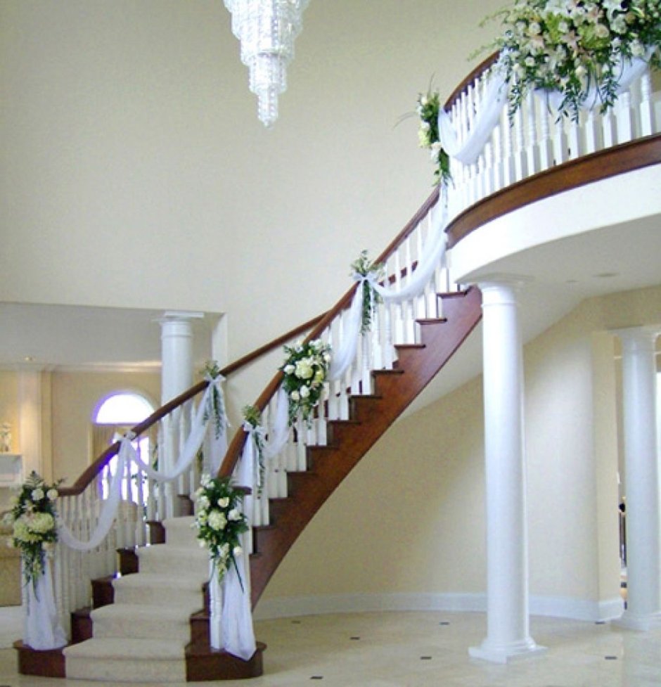 Украшение перил лестницы на свадьбу