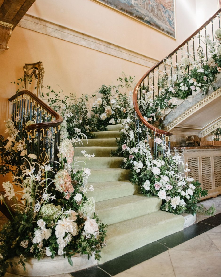 Декор лестницы цветами