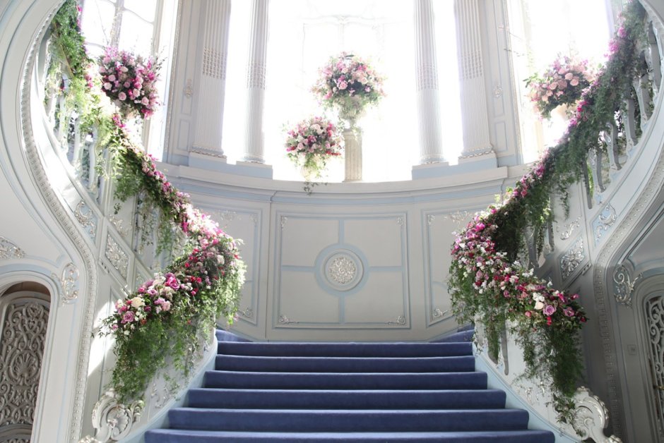 Украшение лестницы цветами